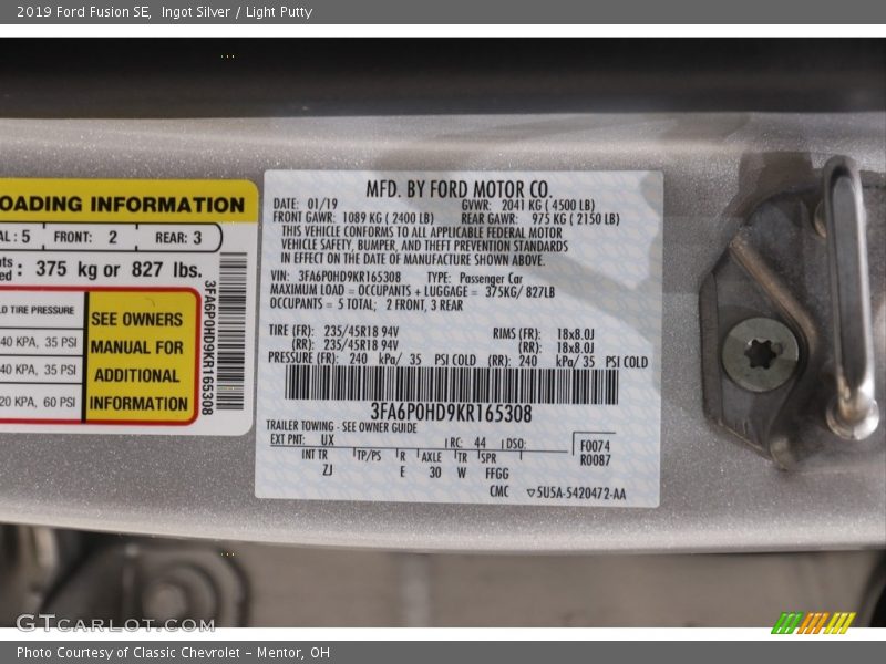 Ingot Silver / Light Putty 2019 Ford Fusion SE