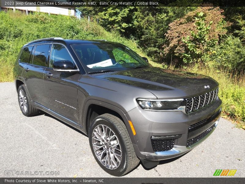 Front 3/4 View of 2023 Grand Cherokee L Summit Reserve 4WD
