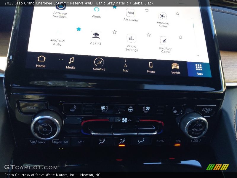 Controls of 2023 Grand Cherokee L Summit Reserve 4WD