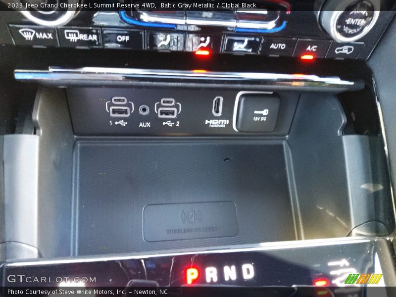 Controls of 2023 Grand Cherokee L Summit Reserve 4WD