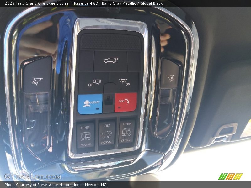 Controls of 2023 Grand Cherokee L Summit Reserve 4WD