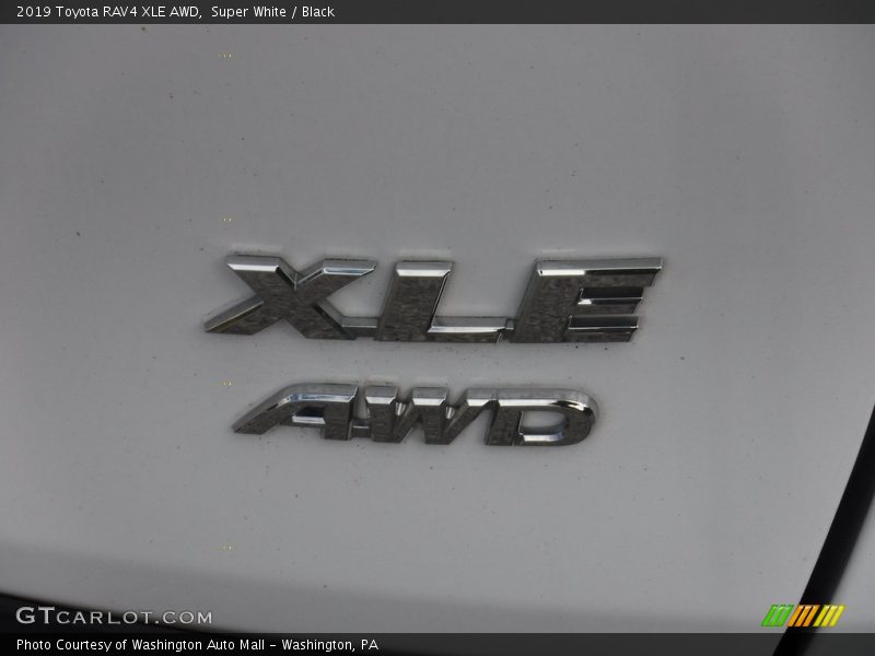 Super White / Black 2019 Toyota RAV4 XLE AWD