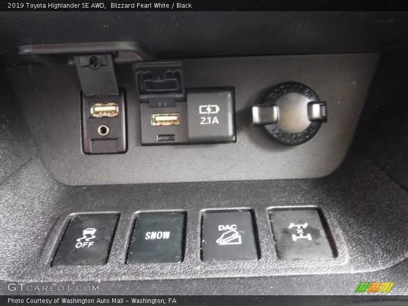 Blizzard Pearl White / Black 2019 Toyota Highlander SE AWD