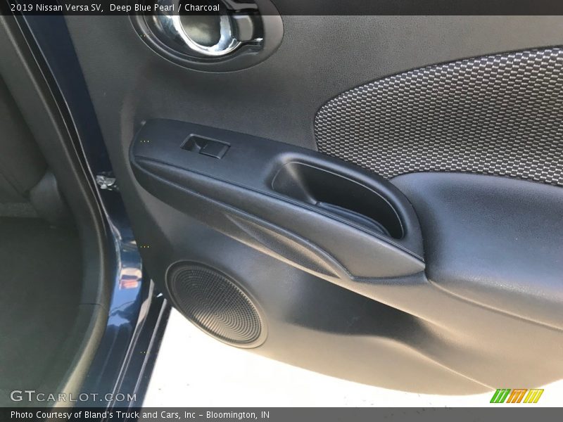 Deep Blue Pearl / Charcoal 2019 Nissan Versa SV