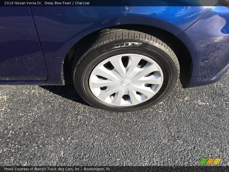 Deep Blue Pearl / Charcoal 2019 Nissan Versa SV