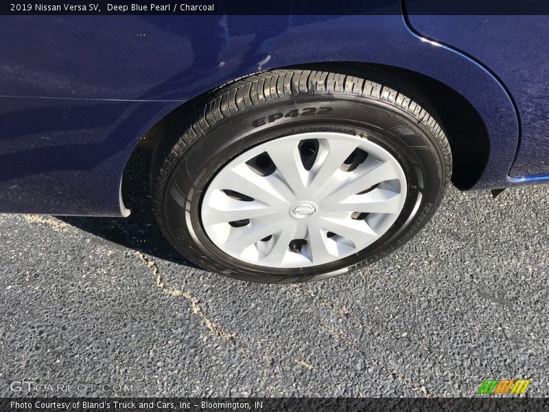 Deep Blue Pearl / Charcoal 2019 Nissan Versa SV