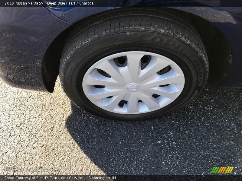 Deep Blue Pearl / Charcoal 2019 Nissan Versa SV