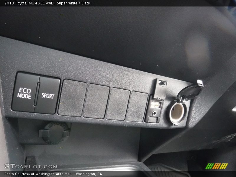 Super White / Black 2018 Toyota RAV4 XLE AWD