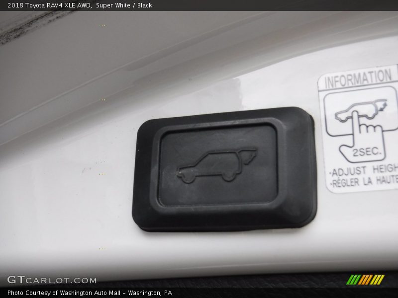Super White / Black 2018 Toyota RAV4 XLE AWD