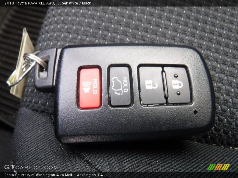 Super White / Black 2018 Toyota RAV4 XLE AWD