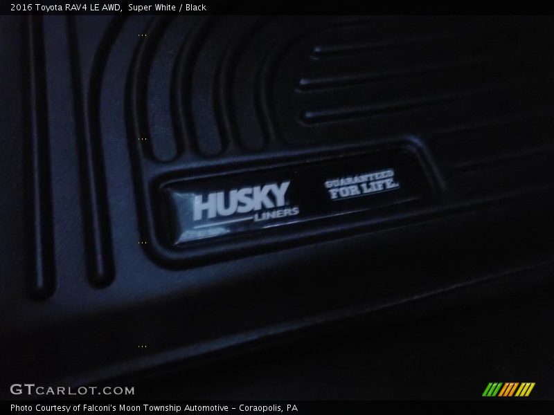 Super White / Black 2016 Toyota RAV4 LE AWD