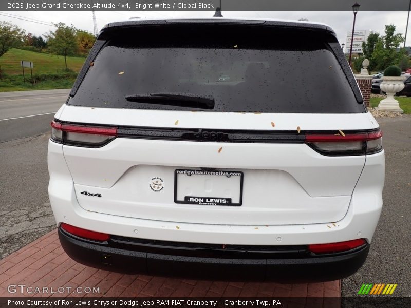 Bright White / Global Black 2023 Jeep Grand Cherokee Altitude 4x4
