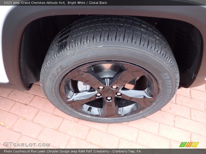 Bright White / Global Black 2023 Jeep Grand Cherokee Altitude 4x4