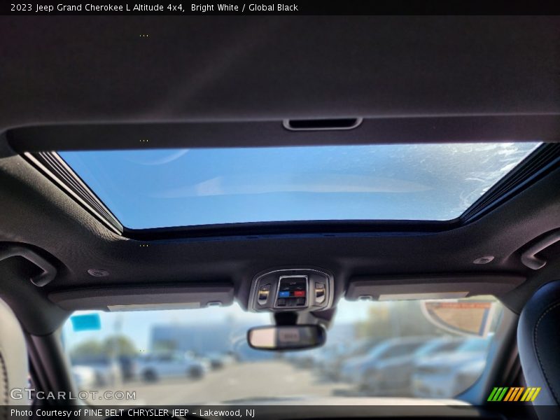 Bright White / Global Black 2023 Jeep Grand Cherokee L Altitude 4x4