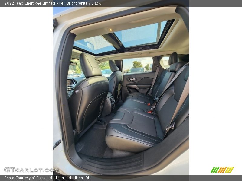 Bright White / Black 2022 Jeep Cherokee Limited 4x4