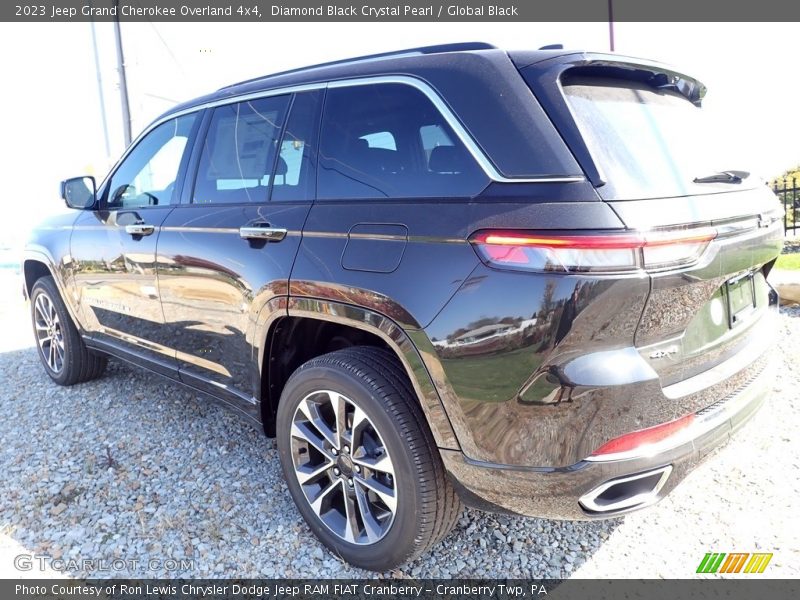 Diamond Black Crystal Pearl / Global Black 2023 Jeep Grand Cherokee Overland 4x4