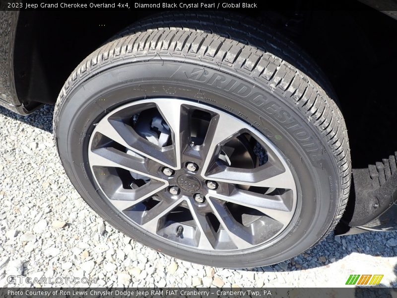 Diamond Black Crystal Pearl / Global Black 2023 Jeep Grand Cherokee Overland 4x4