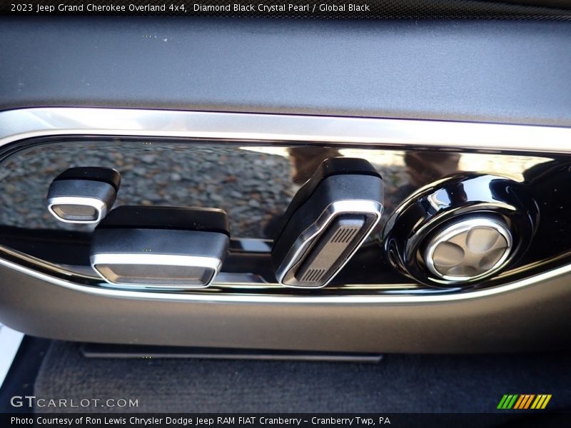 Diamond Black Crystal Pearl / Global Black 2023 Jeep Grand Cherokee Overland 4x4