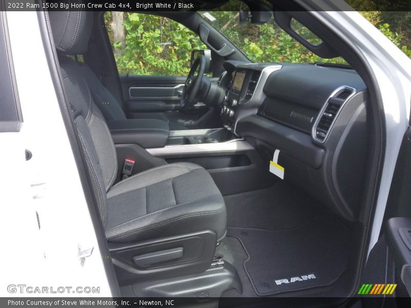 Bright White / Black 2022 Ram 1500 Big Horn Crew Cab 4x4