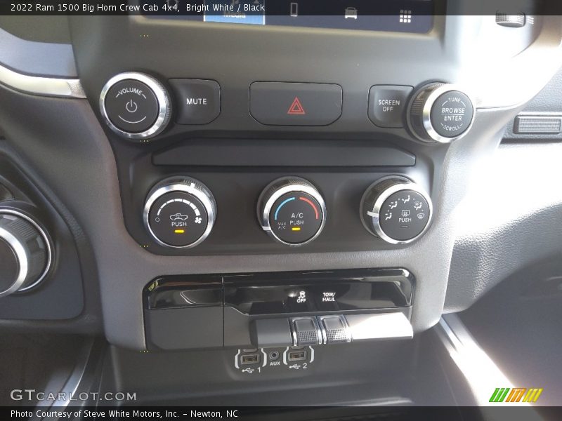 Bright White / Black 2022 Ram 1500 Big Horn Crew Cab 4x4