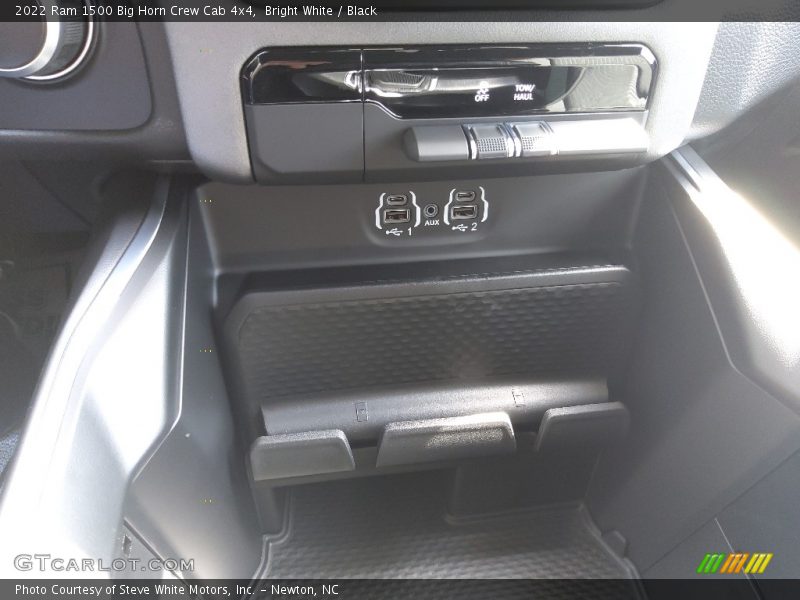 Bright White / Black 2022 Ram 1500 Big Horn Crew Cab 4x4