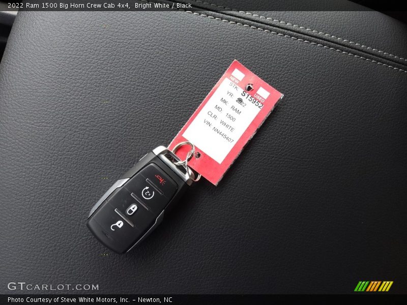 Bright White / Black 2022 Ram 1500 Big Horn Crew Cab 4x4