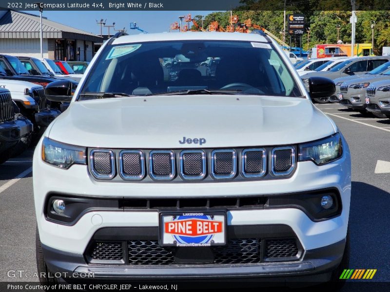 Bright White / Black 2022 Jeep Compass Latitude 4x4
