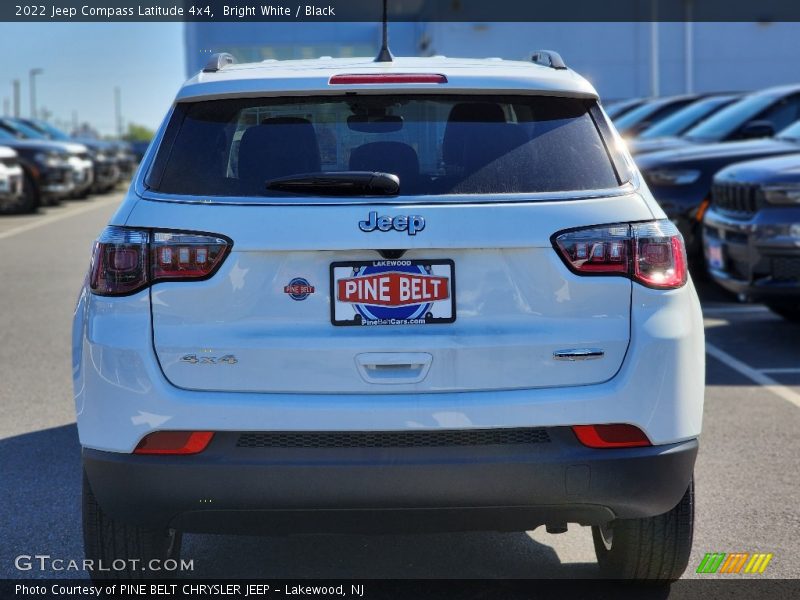 Bright White / Black 2022 Jeep Compass Latitude 4x4