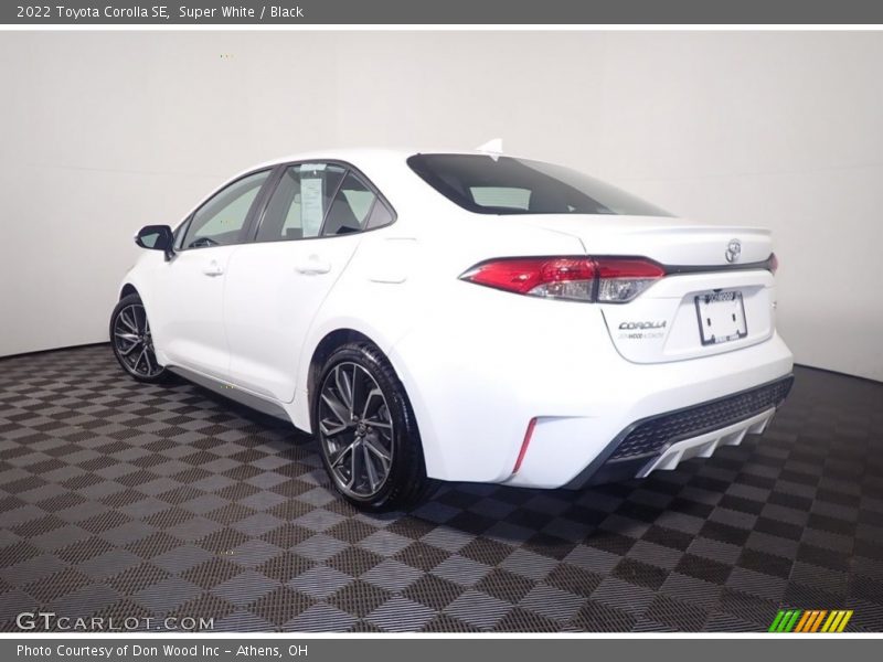 Super White / Black 2022 Toyota Corolla SE