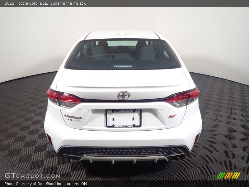 Super White / Black 2022 Toyota Corolla SE