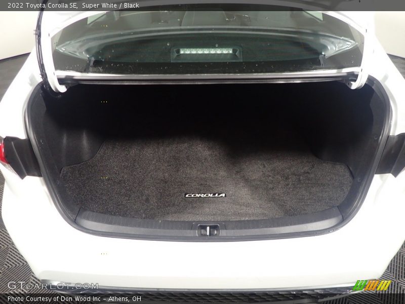 Super White / Black 2022 Toyota Corolla SE