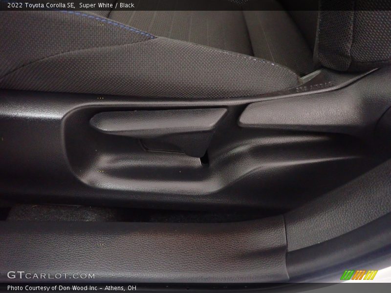 Super White / Black 2022 Toyota Corolla SE