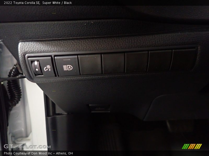 Super White / Black 2022 Toyota Corolla SE