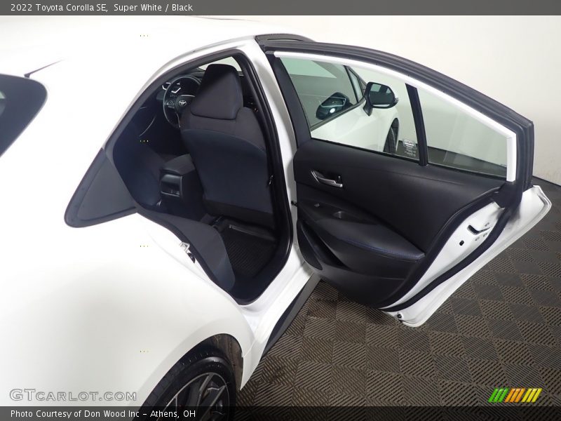 Super White / Black 2022 Toyota Corolla SE