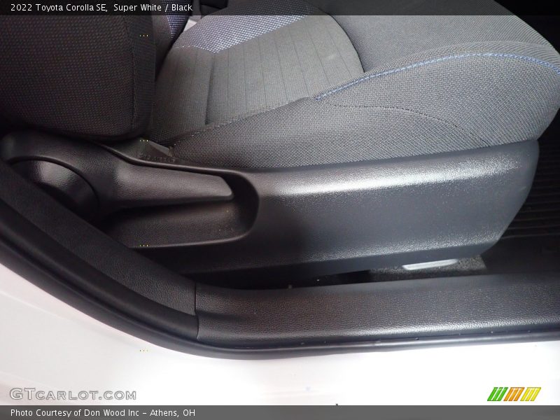 Super White / Black 2022 Toyota Corolla SE