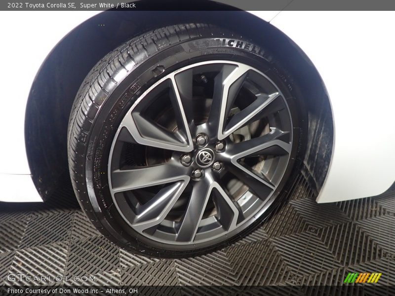 Super White / Black 2022 Toyota Corolla SE