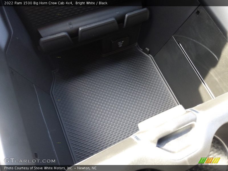 Bright White / Black 2022 Ram 1500 Big Horn Crew Cab 4x4