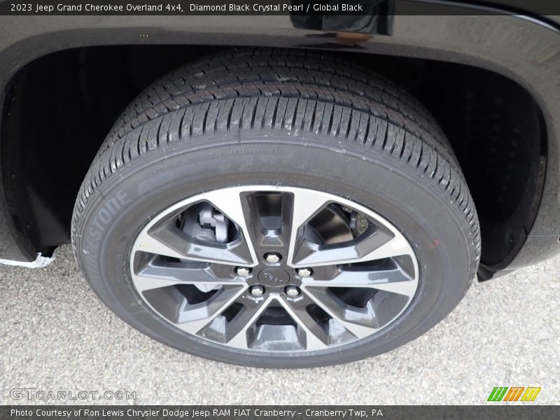 Diamond Black Crystal Pearl / Global Black 2023 Jeep Grand Cherokee Overland 4x4
