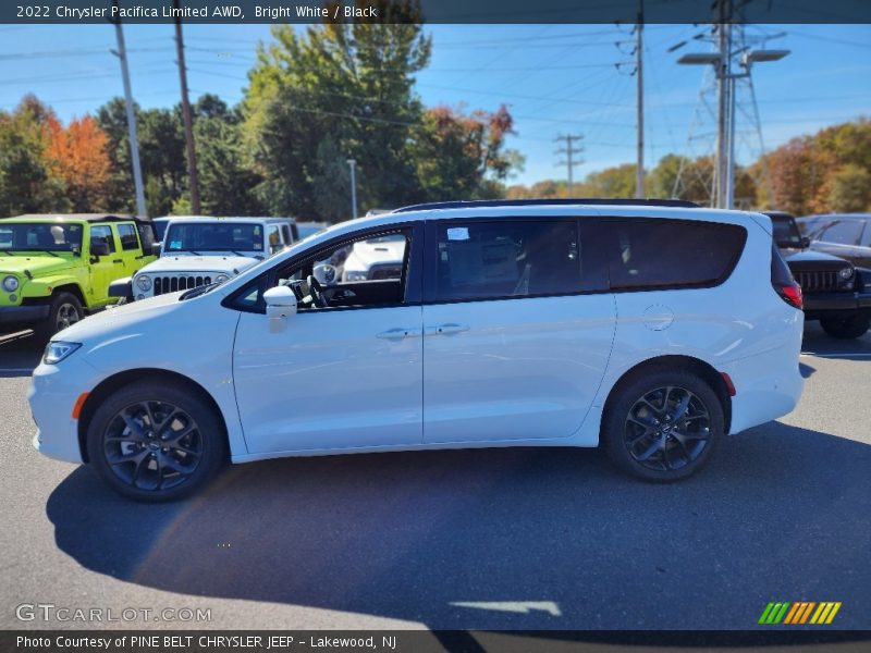 Bright White / Black 2022 Chrysler Pacifica Limited AWD