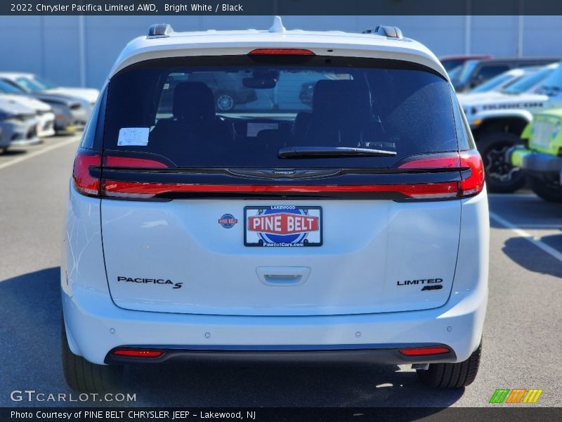 Bright White / Black 2022 Chrysler Pacifica Limited AWD