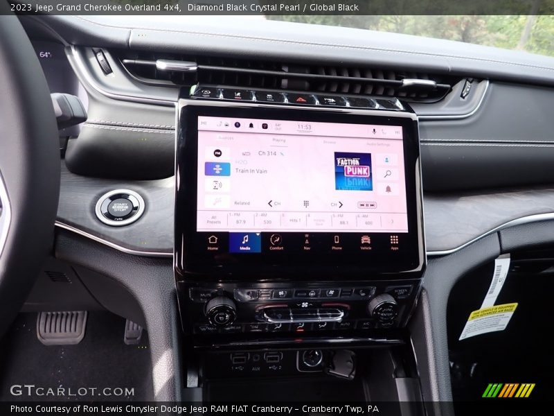 Diamond Black Crystal Pearl / Global Black 2023 Jeep Grand Cherokee Overland 4x4