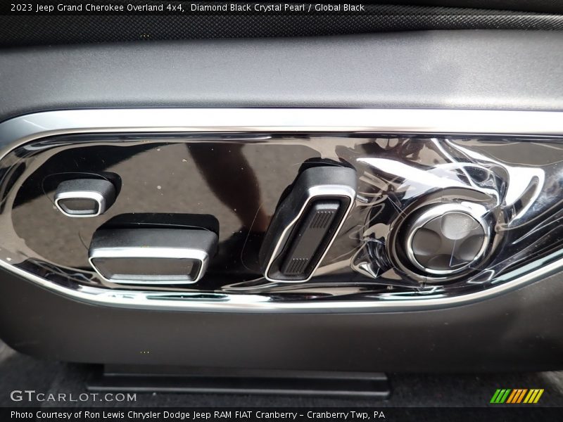 Diamond Black Crystal Pearl / Global Black 2023 Jeep Grand Cherokee Overland 4x4