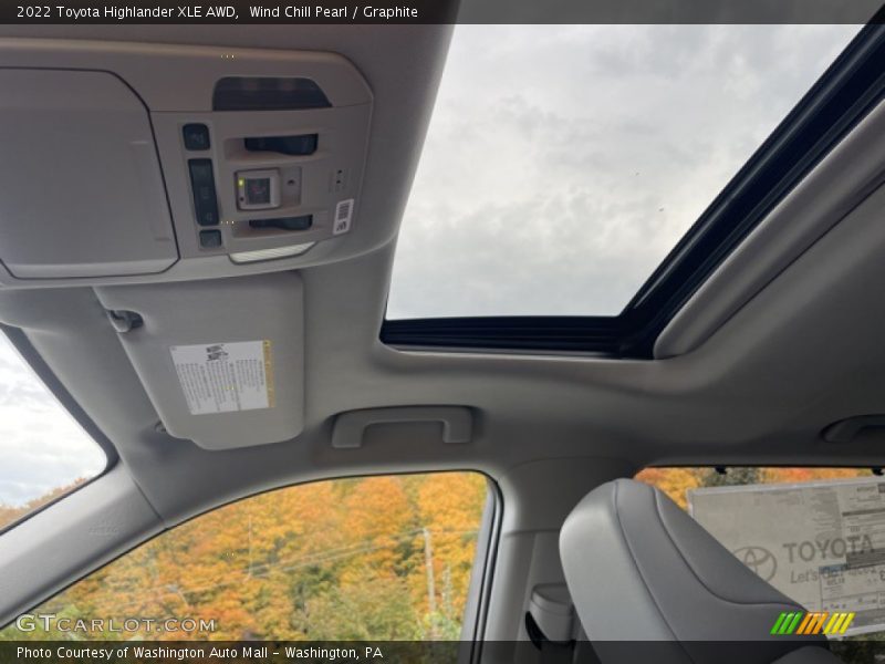 Wind Chill Pearl / Graphite 2022 Toyota Highlander XLE AWD