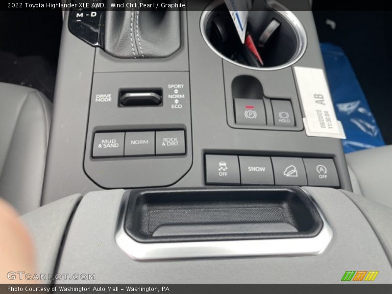 Wind Chill Pearl / Graphite 2022 Toyota Highlander XLE AWD