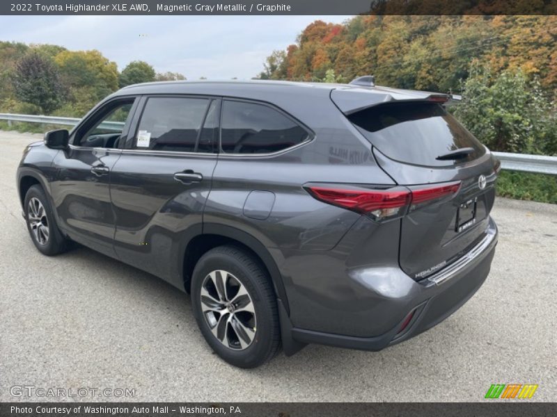 Magnetic Gray Metallic / Graphite 2022 Toyota Highlander XLE AWD