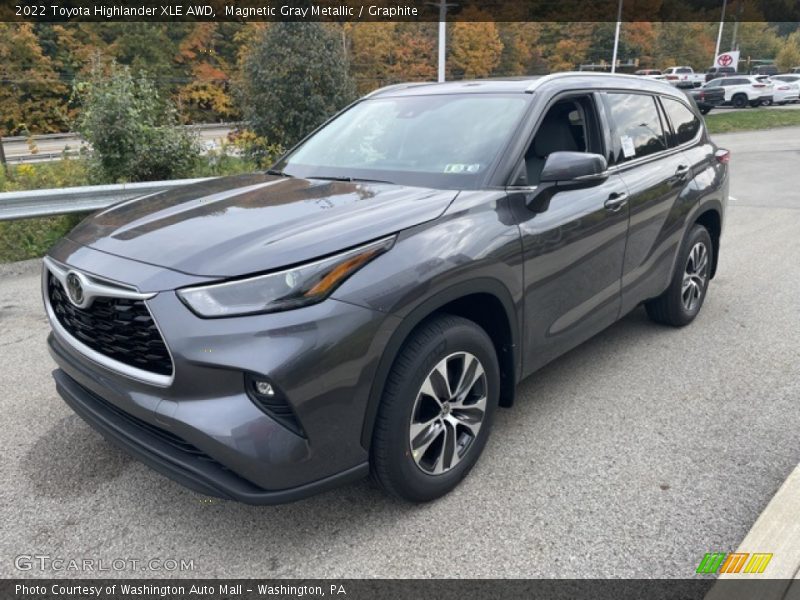 Front 3/4 View of 2022 Highlander XLE AWD
