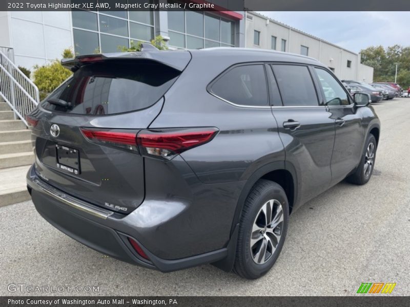 Magnetic Gray Metallic / Graphite 2022 Toyota Highlander XLE AWD