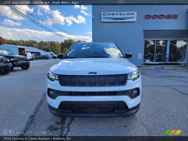 Bright White / Black 2022 Jeep Compass Latitude 4x4
