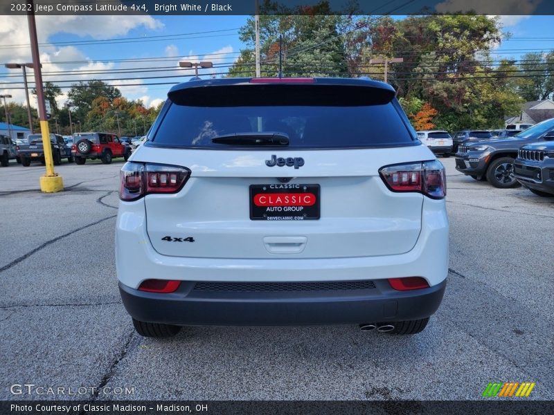 Bright White / Black 2022 Jeep Compass Latitude 4x4