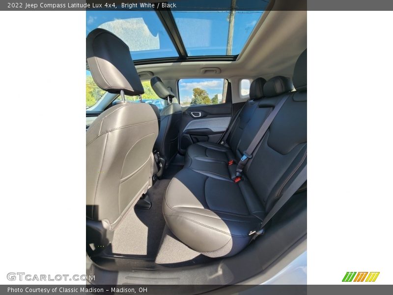 Bright White / Black 2022 Jeep Compass Latitude Lux 4x4
